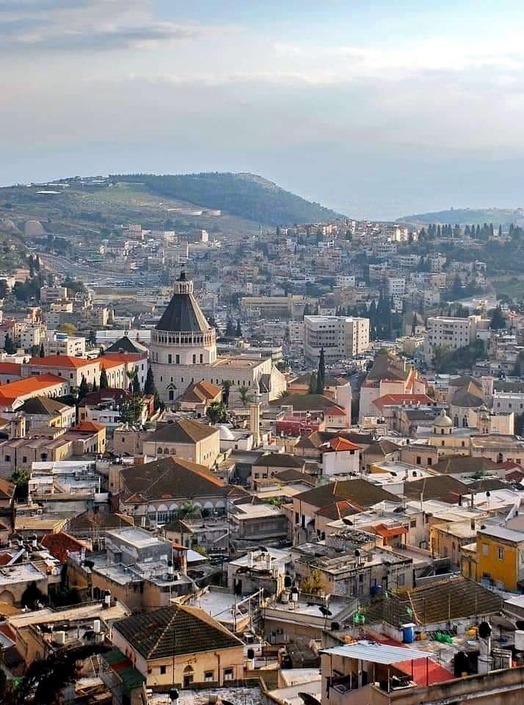Vista de Nazaré com a Basílica da Anunciação - passeio com guia brasileira em Israel