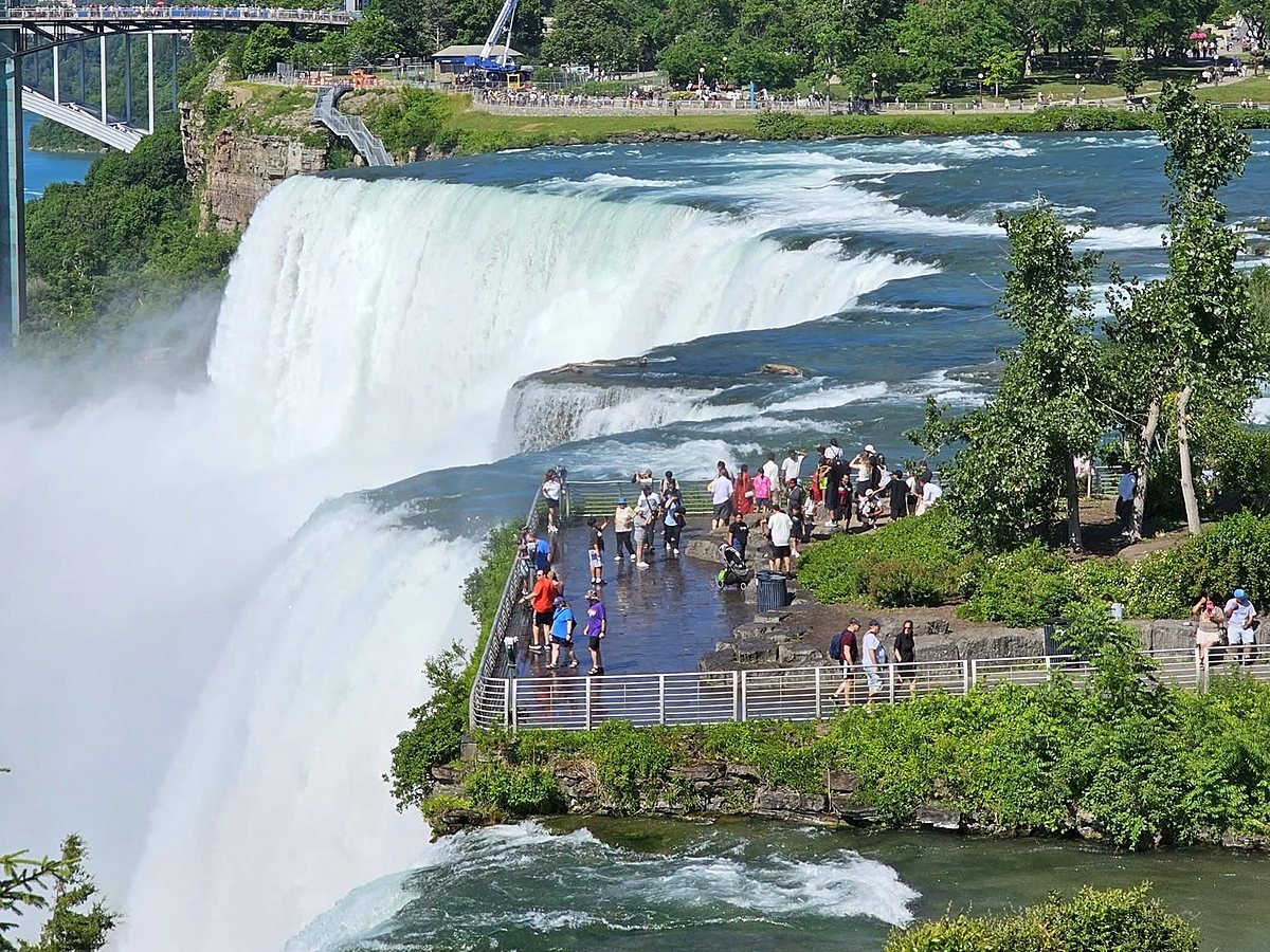 Cataratas Americanas com visitantes no mirante