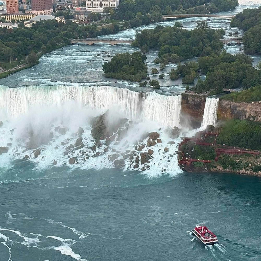 Cataratas Americanas e Véu da Noiva vistas do alto, com barco no rio