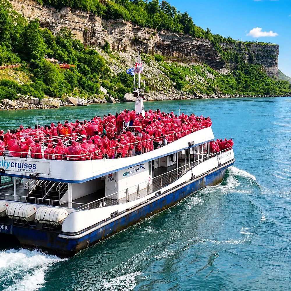 Barco da Niagara City Cruises com passageiros de capa vermelha
