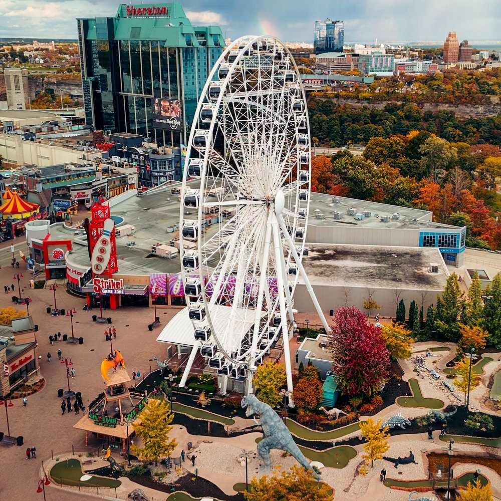 Roda-gigante e atrações de Clifton Hill no outono