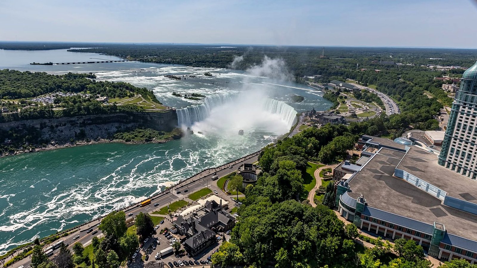 Queda Ferradura e o Rio Niágara vistos do alto da cidade de Niagara Falls