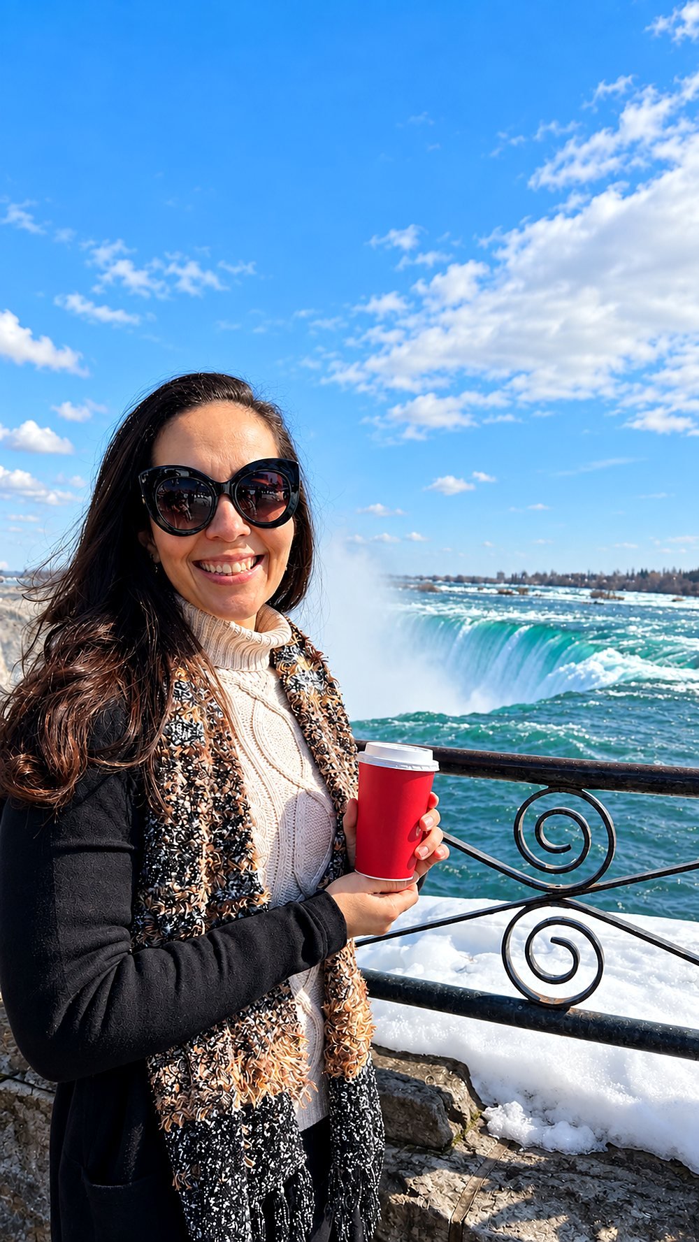 Diana Carvalho, guia brasileira em Niagara Falls, no mirante da Queda Ferradura