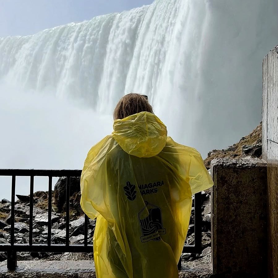 Visitante de capa amarela no mirante da Journey Behind the Falls