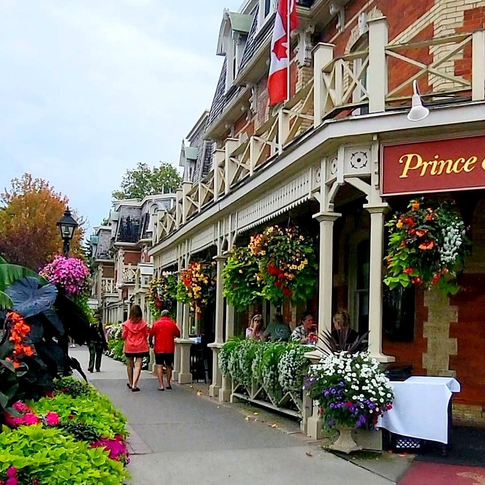 Rua florida e prédios históricos de Niagara-on-the-Lake