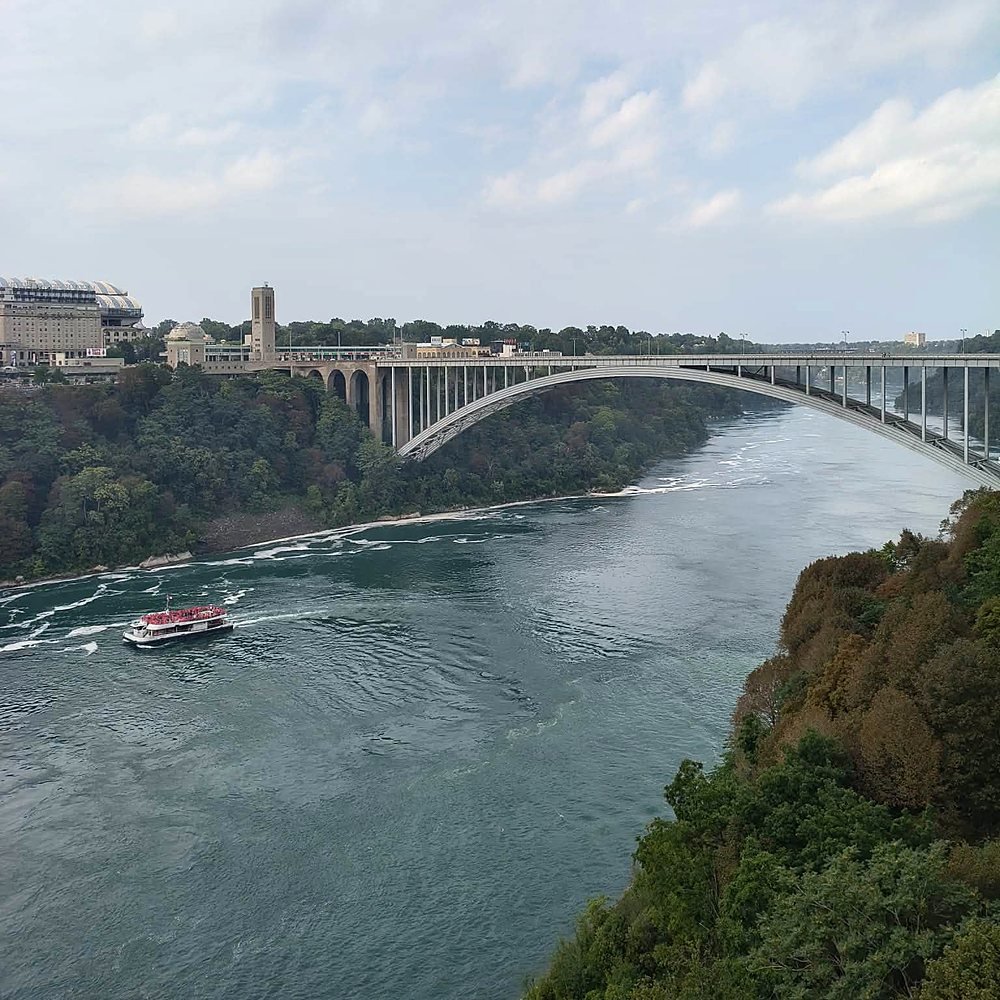 Rainbow Bridge sobre o Rio Niágara com barco de passeio