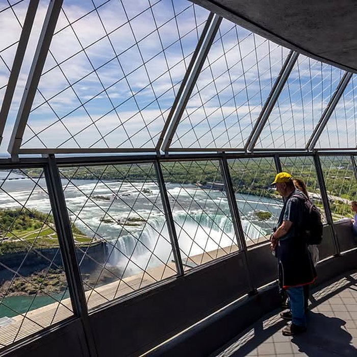 Visitantes no mirante da Skylon Tower olhando as Cataratas