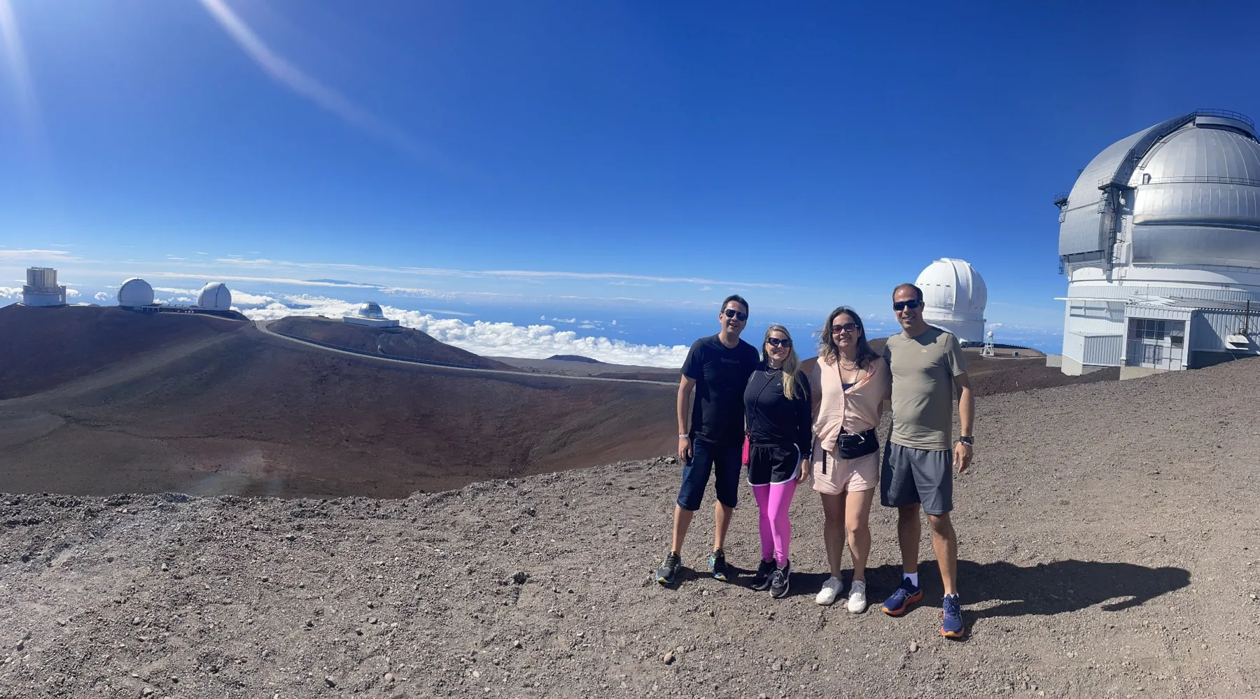 Grupo em paisagem de altitude no Havaí