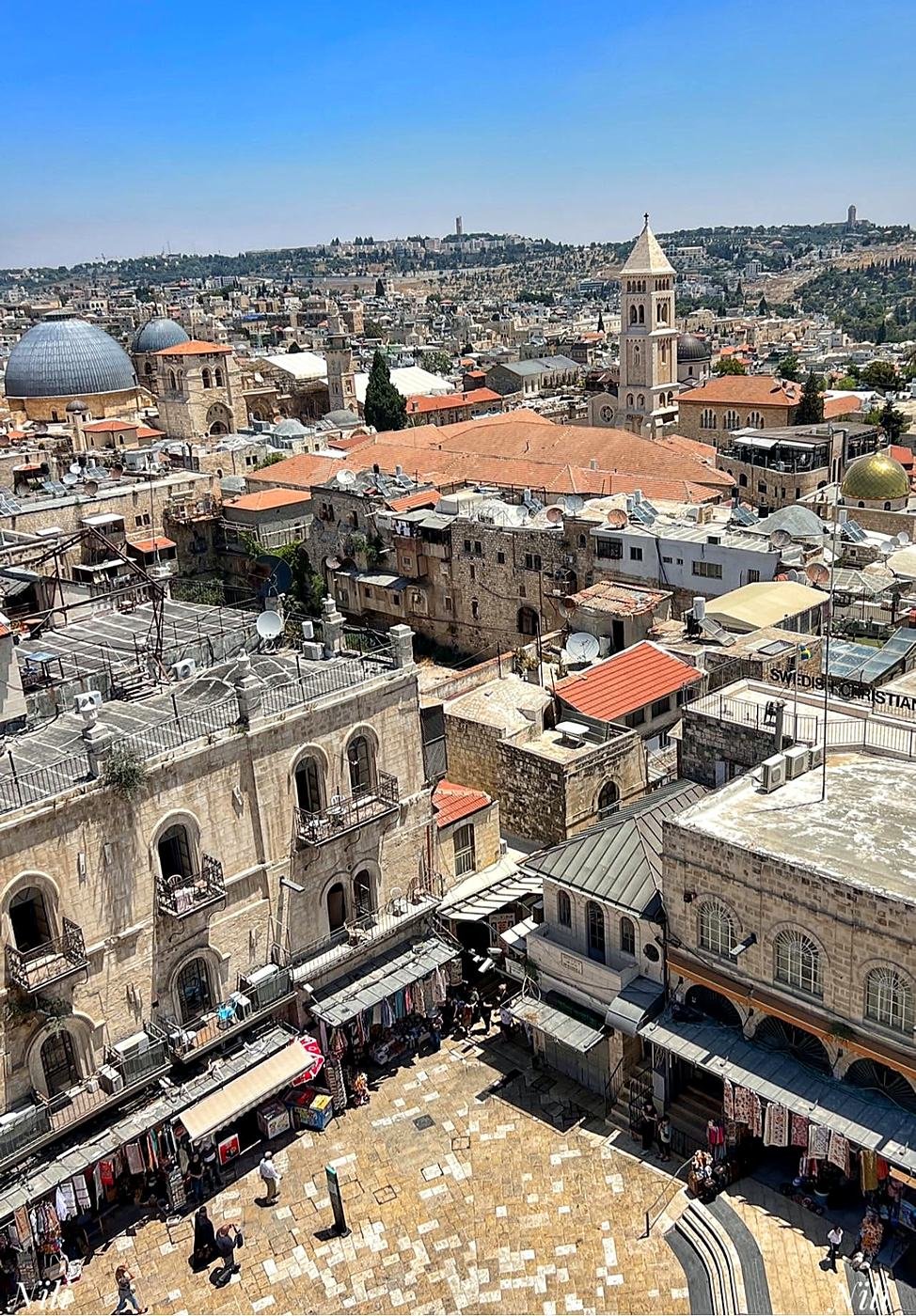 Telhados da Cidade Velha de Jerusalém com a cúpula do Santo Sepulcro - passeio com guia brasileira em Jerusalém