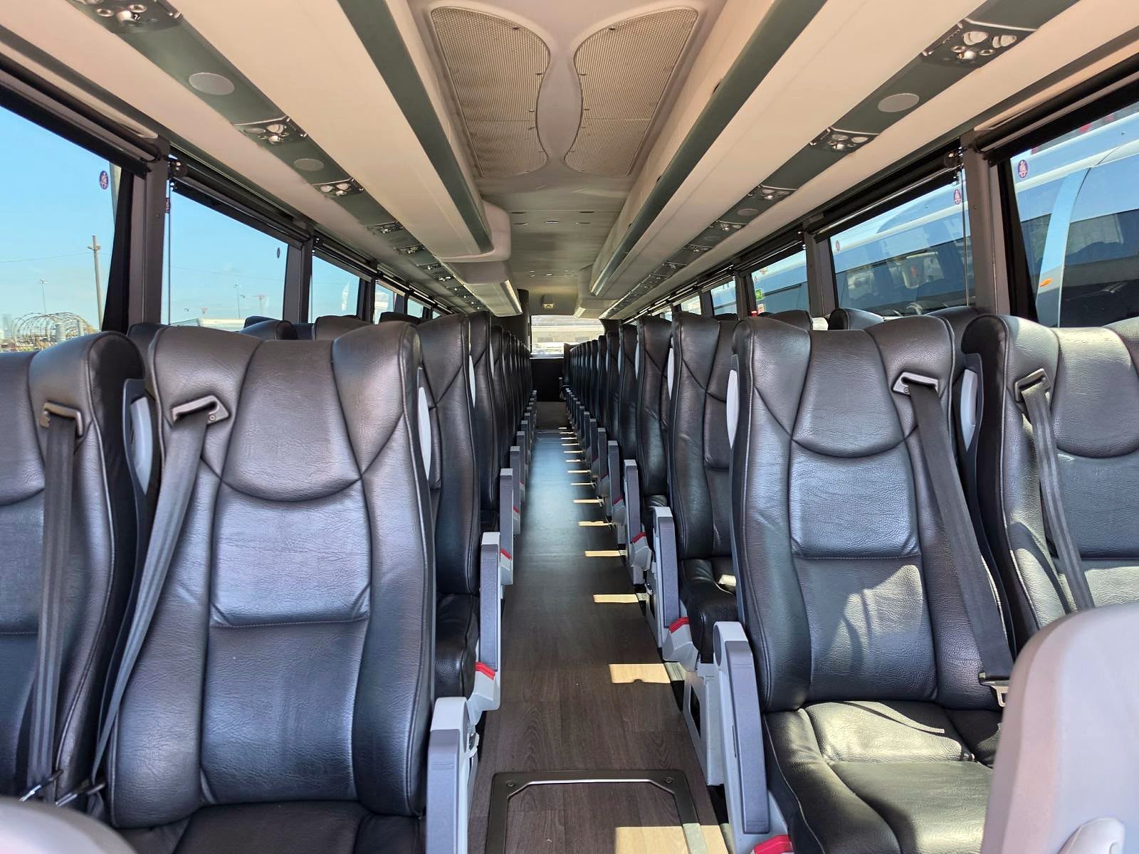 Interior de ônibus executivo para transfer de grupos brasileiros na Califórnia