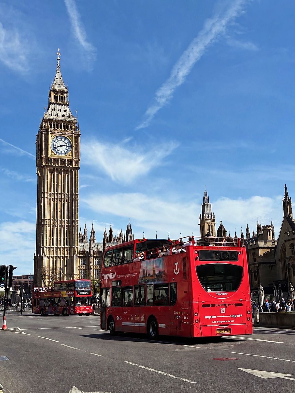 Ônibus vermelho de dois andares em frente ao Big Ben