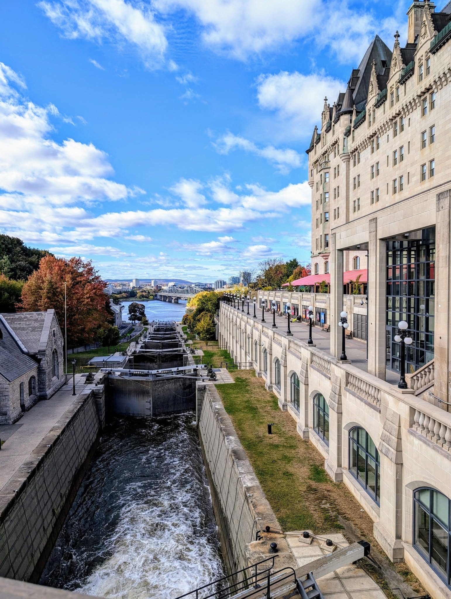 Hotel Château Laurier ao lado das eclusas do Canal Rideau