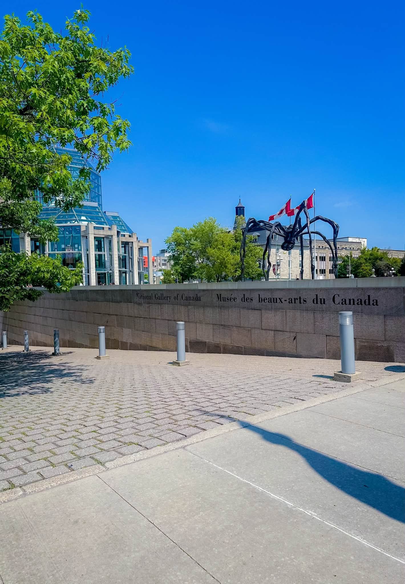 Entrada da Galeria Nacional do Canadá com a escultura de aranha gigante