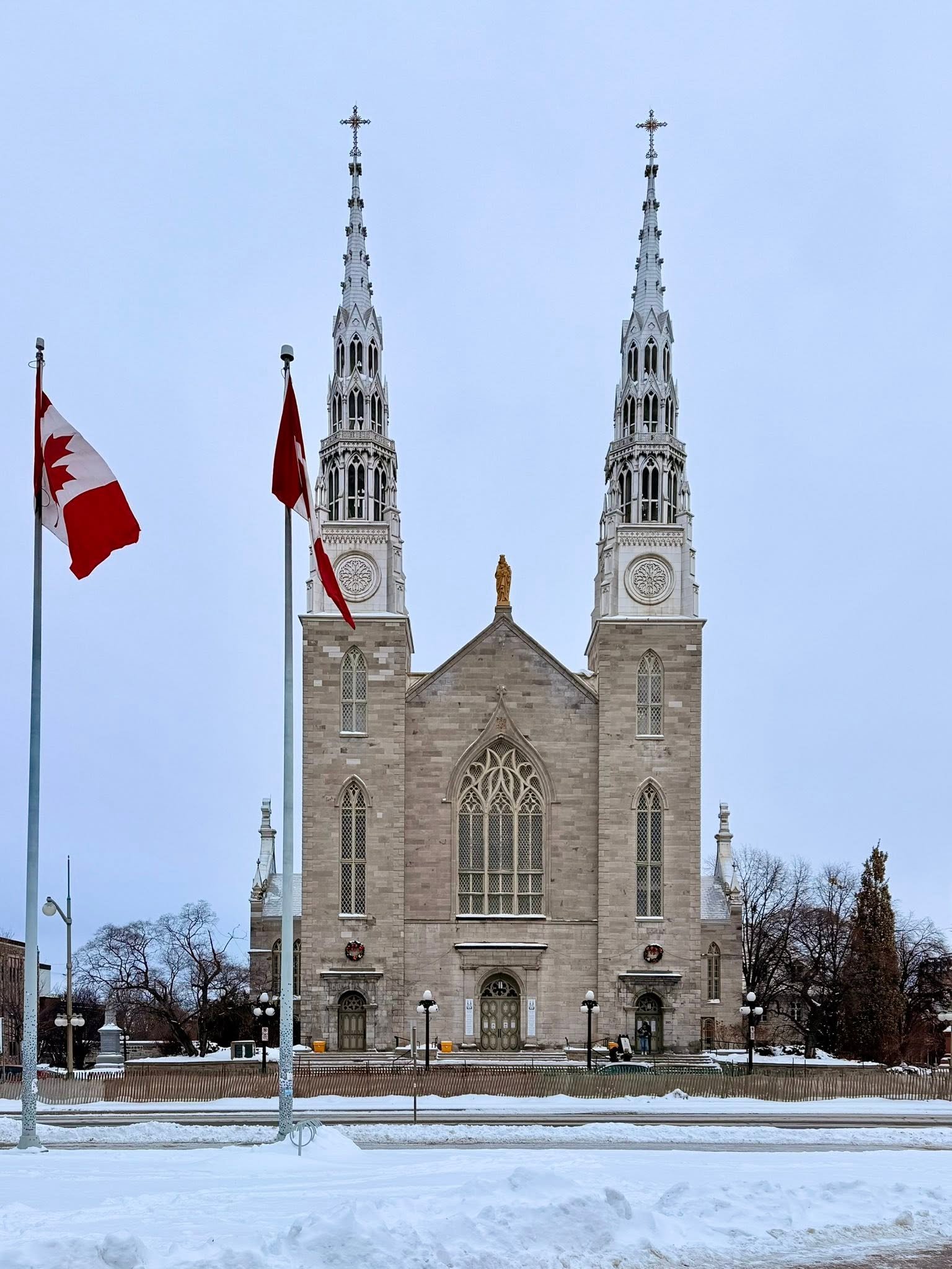Fachada da Basílica de Notre-Dame de Ottawa com neve