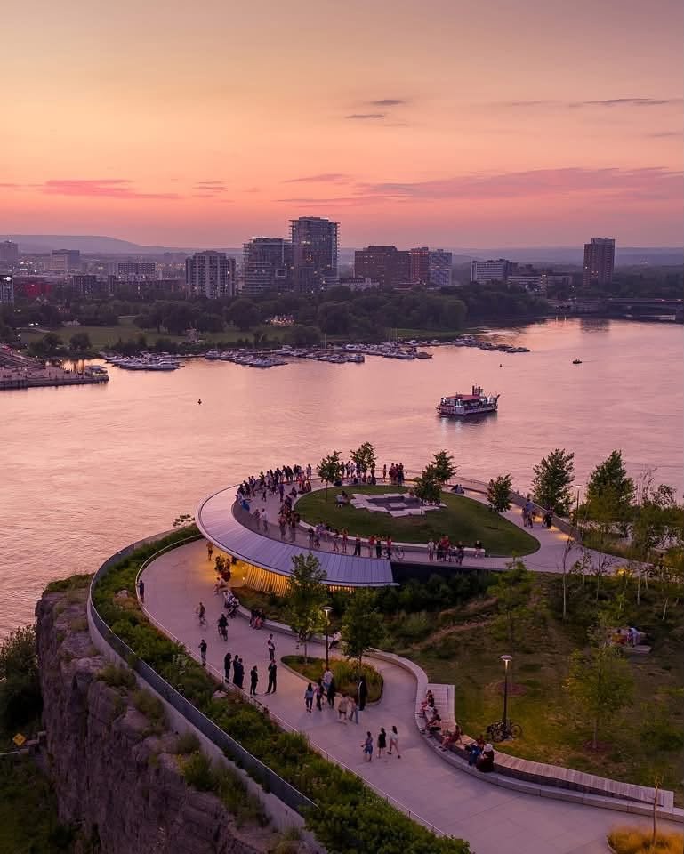 Mirante Kìwekì Point sobre o Rio Ottawa ao pôr do sol