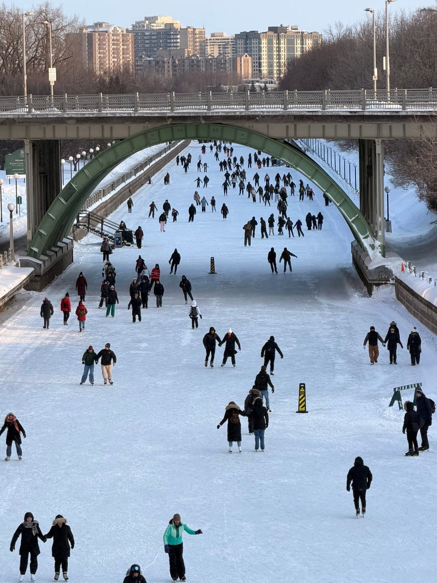 Pessoas patinando no Canal Rideau congelado durante o Winterlude