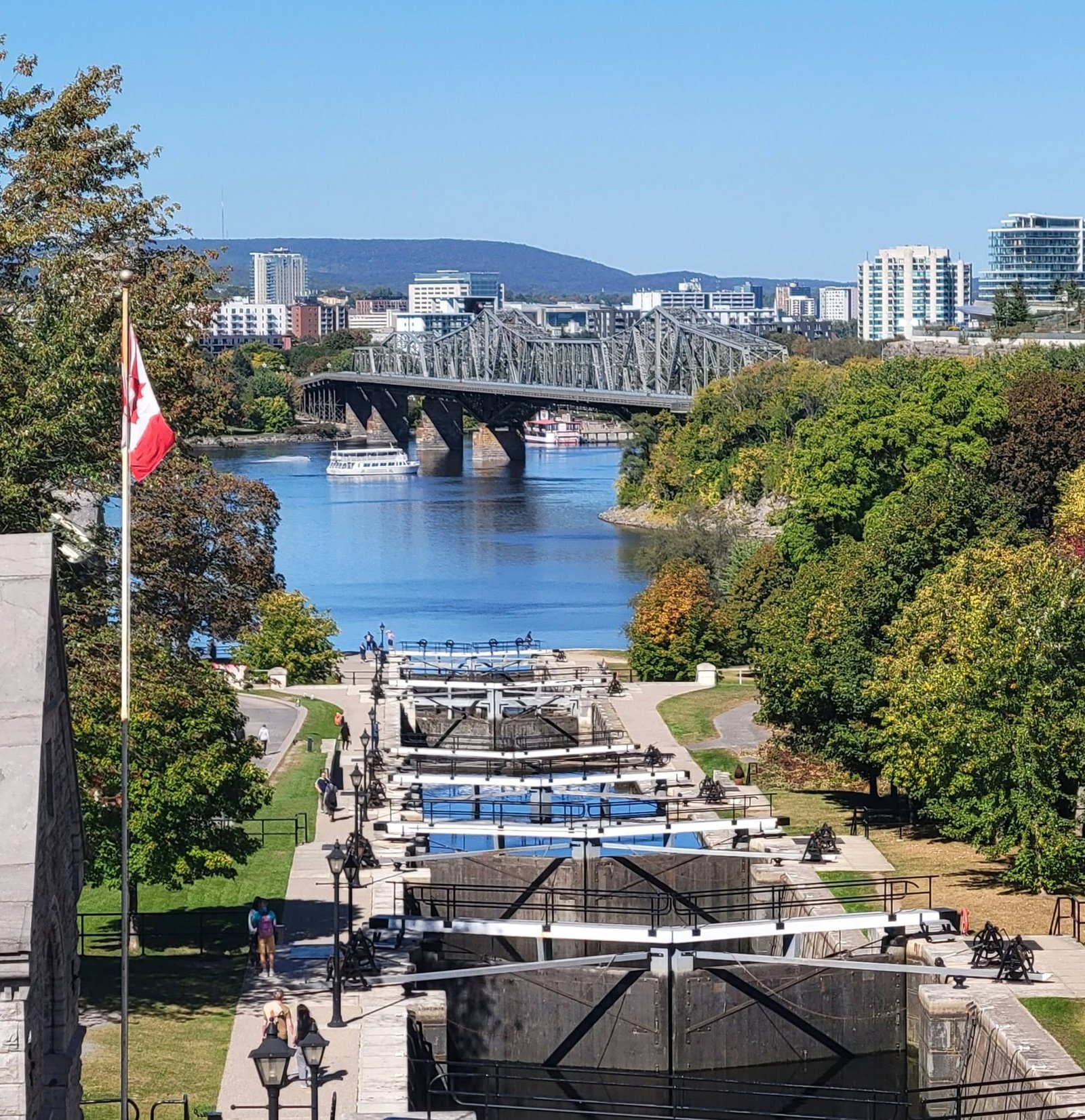 Eclusas do Canal Rideau descendo até o Rio Ottawa