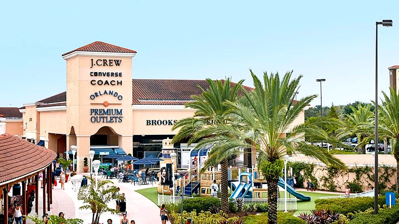 Entrada de um dos outlets de Orlando, com lojas de marcas internacionais e área de convivência
