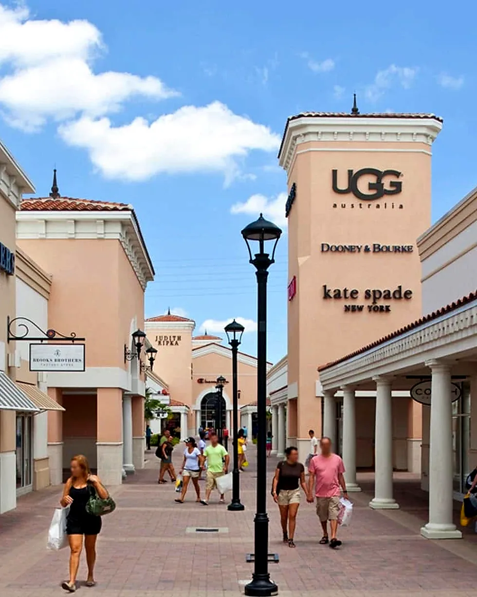 Rua de lojas de um outlet de Orlando, com fachadas de marcas internacionais