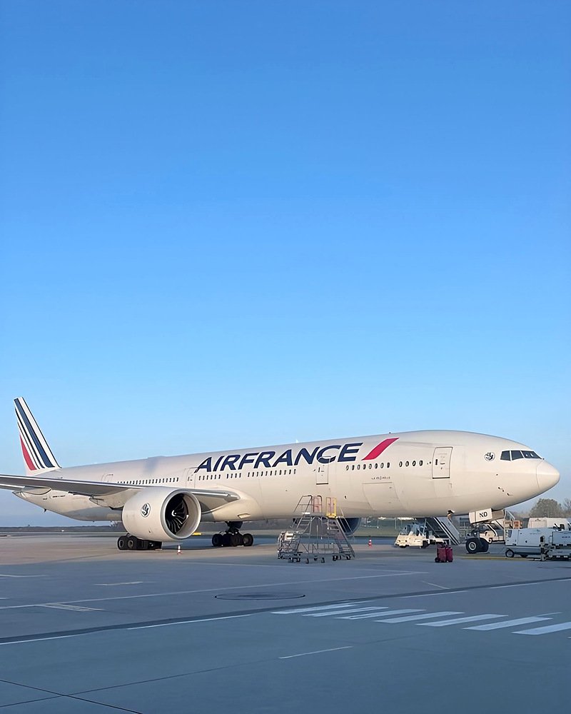 Avião no aeroporto de Paris, ponto de partida do traslado