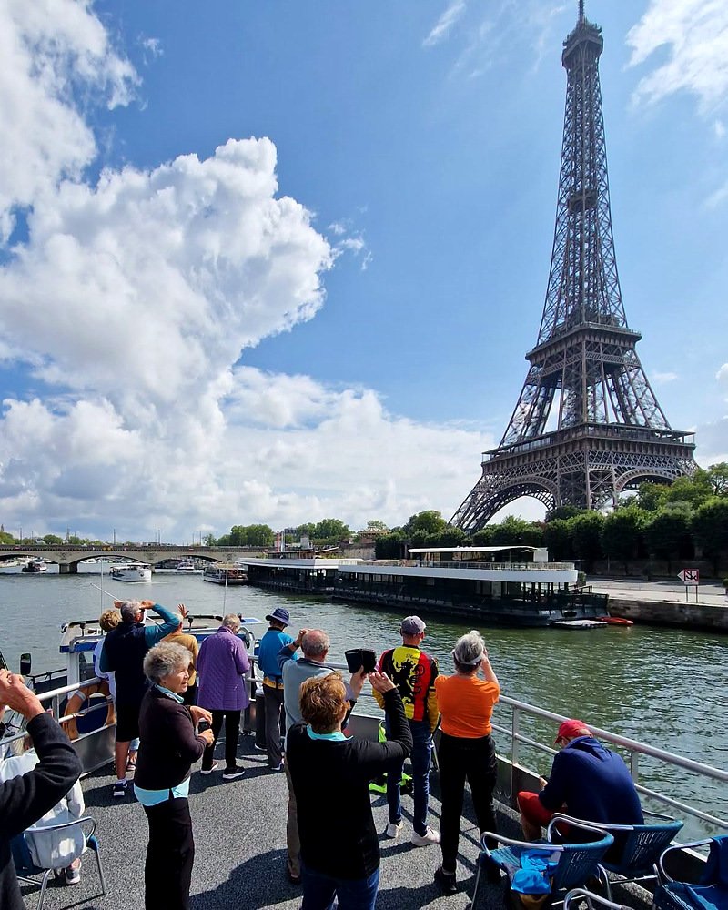 Passeio de barco pelo Sena em frente à Torre Eiffel