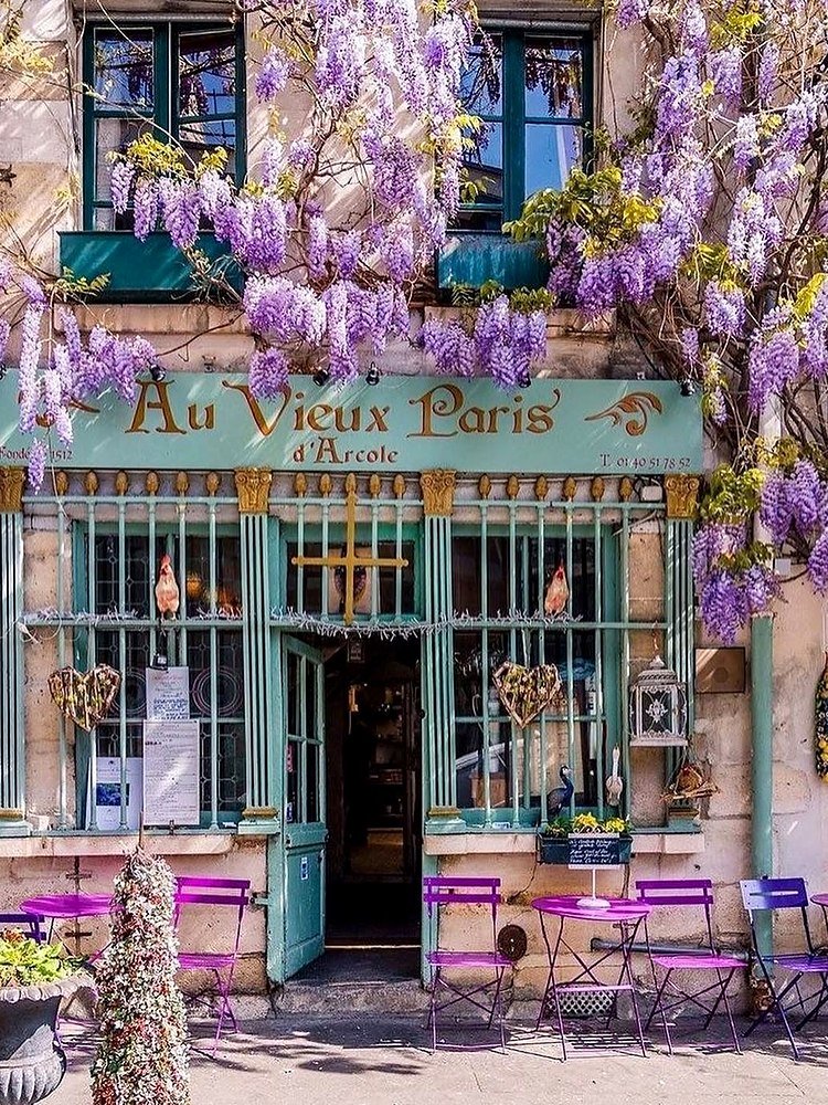 Fachada florida do café Au Vieux Paris d'Arcole, na Île de la Cité