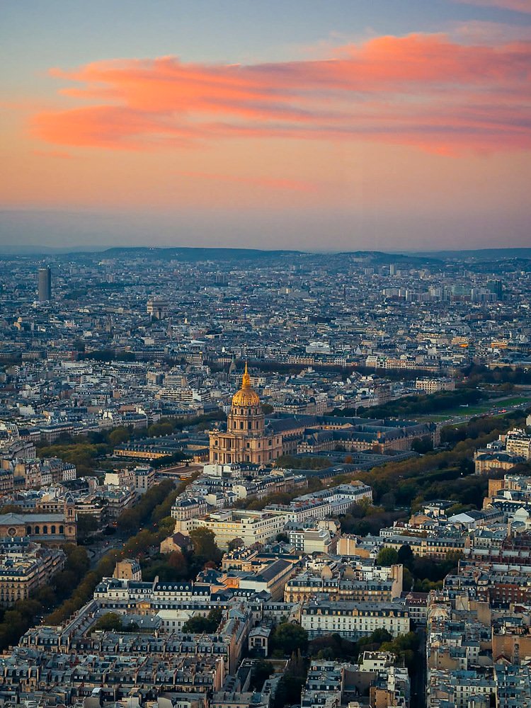 Vista aérea de Paris ao entardecer com a cúpula dos Invalides
