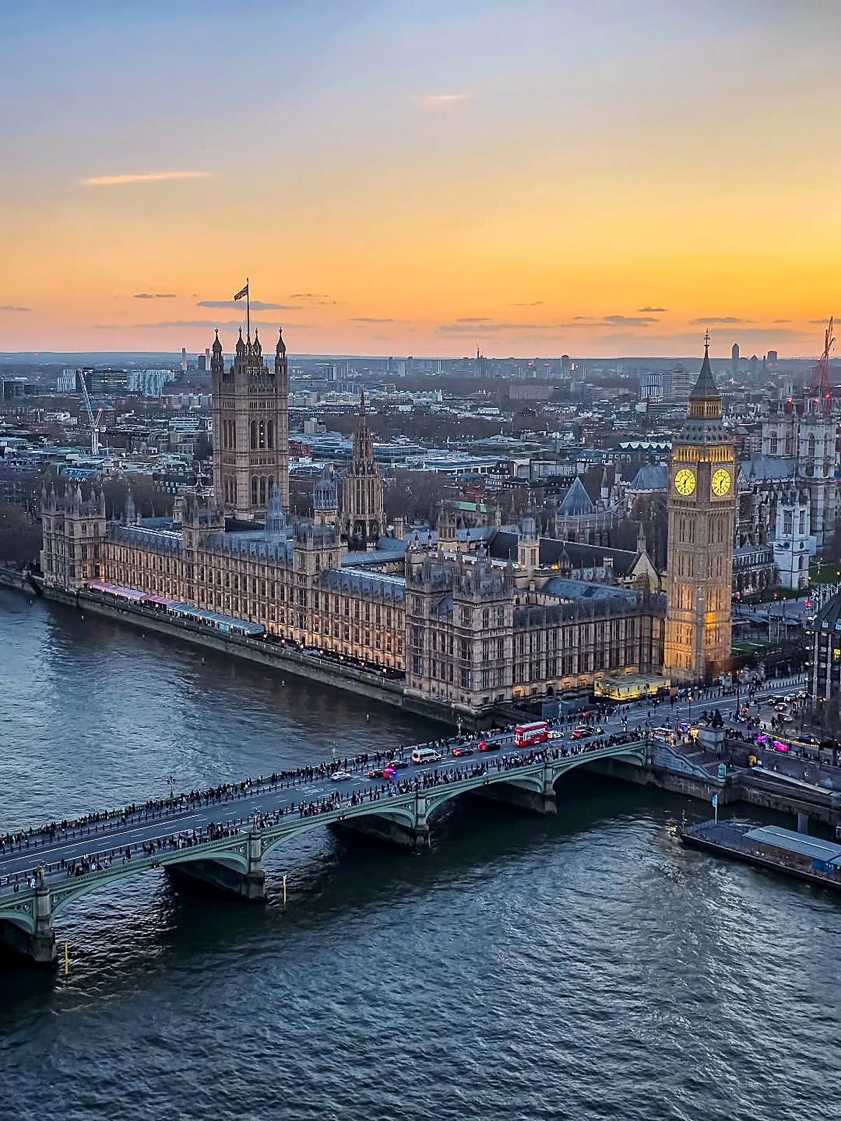 Parlamento britânico e Ponte de Westminster ao pôr do sol, vistos do alto