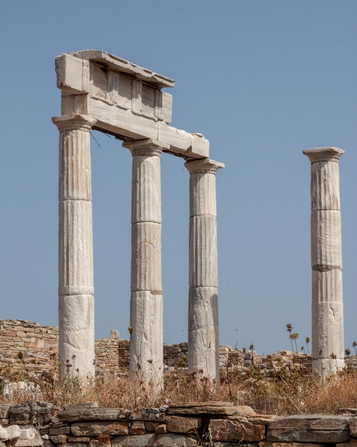 Ruínas e colunas de mármore do sítio arqueológico de Delos, perto de Mykonos