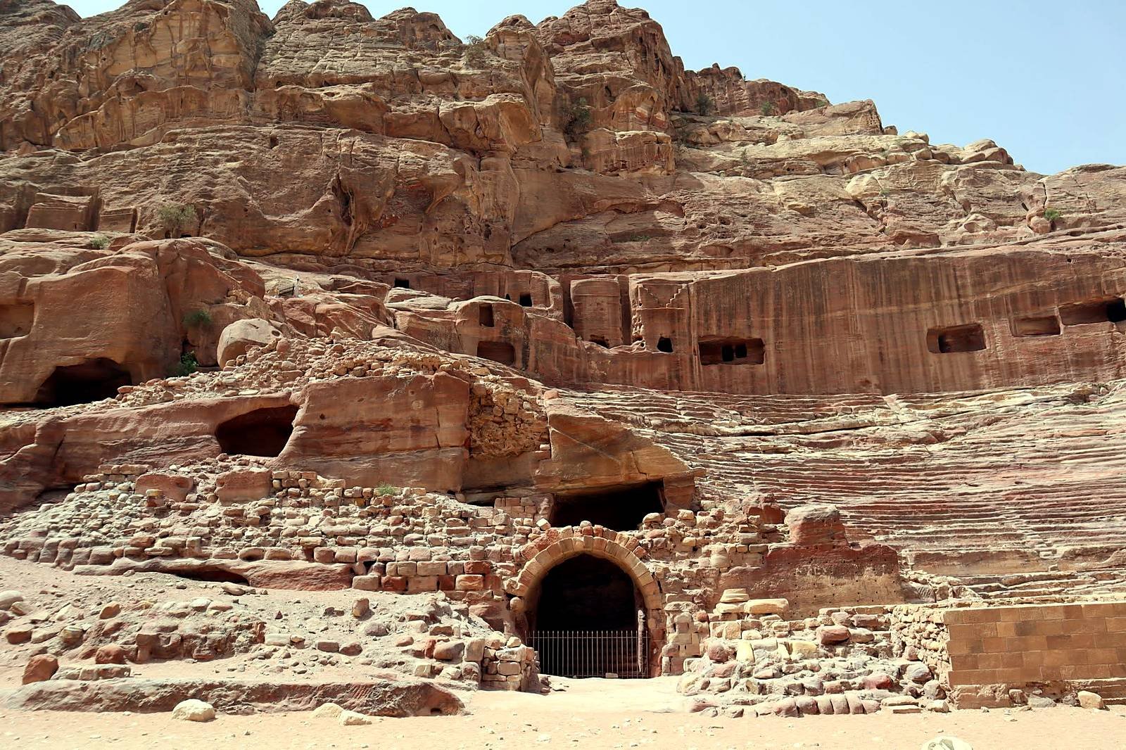 Teatro nabateu esculpido na rocha em Petra, na Jordânia - passeio com guia brasileira em Israel