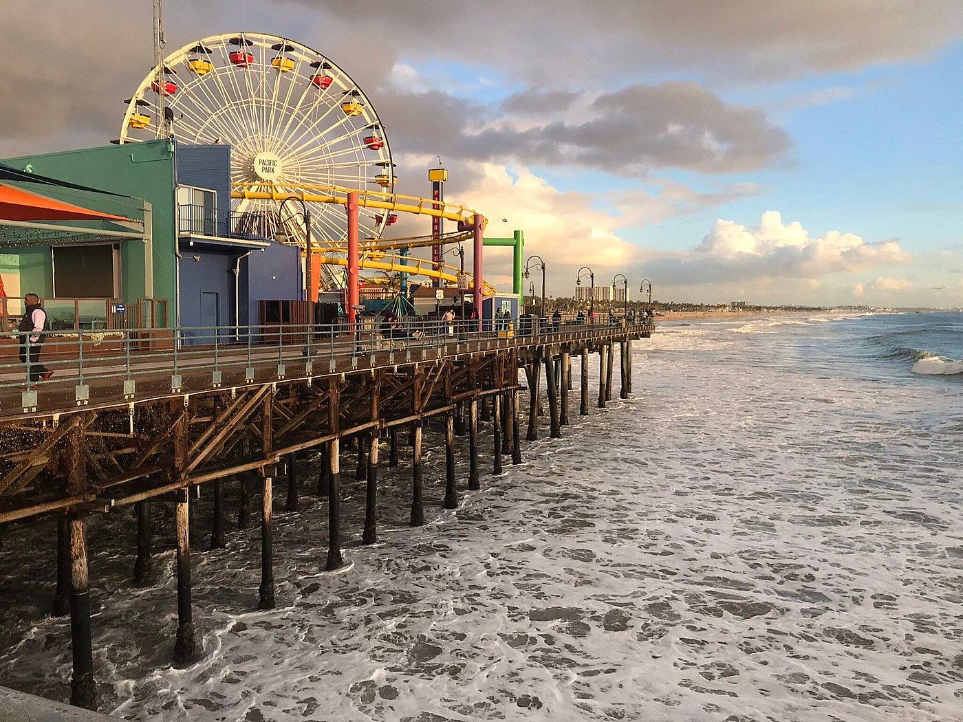 Roda-gigante do píer de Santa Monica ao pôr do sol