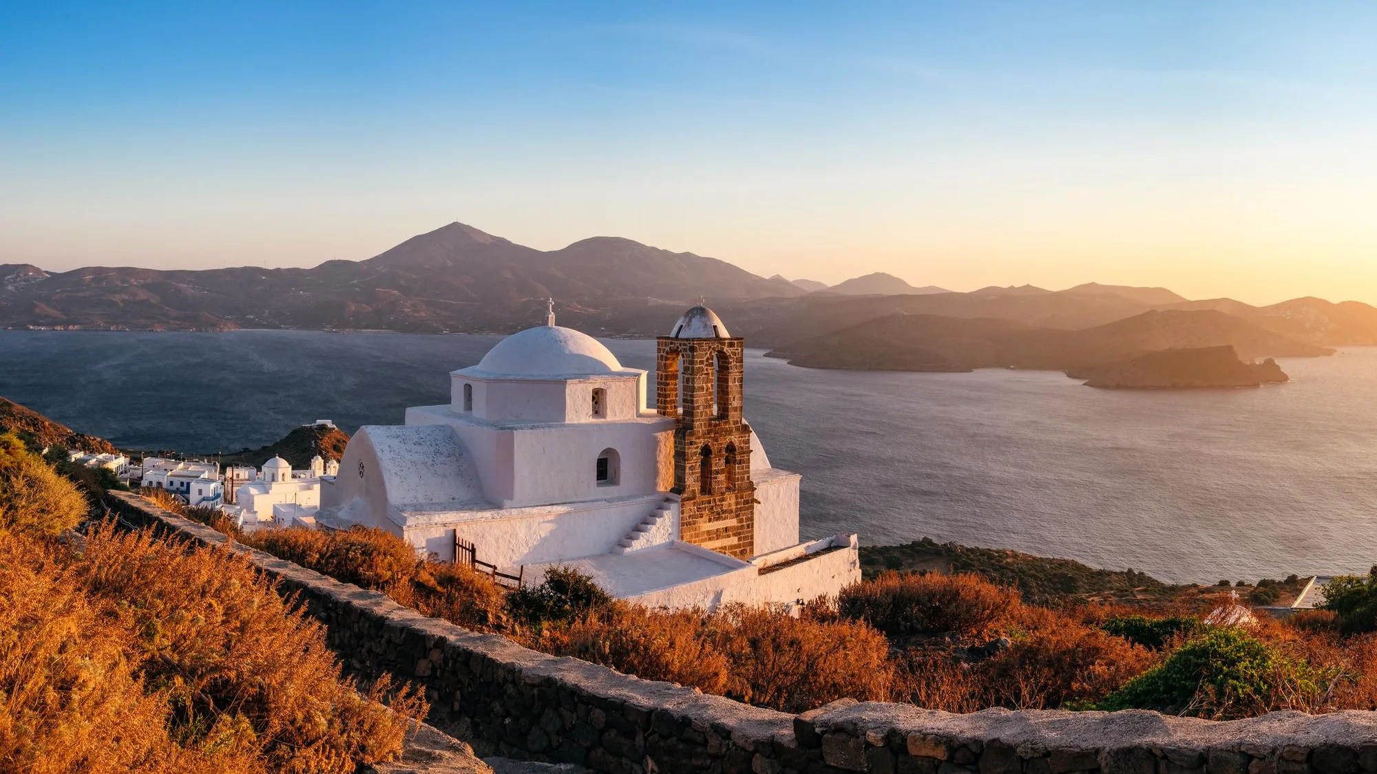 Vista panorâmica da baía de Milos ao entardecer, a partir da colina de Plaka
