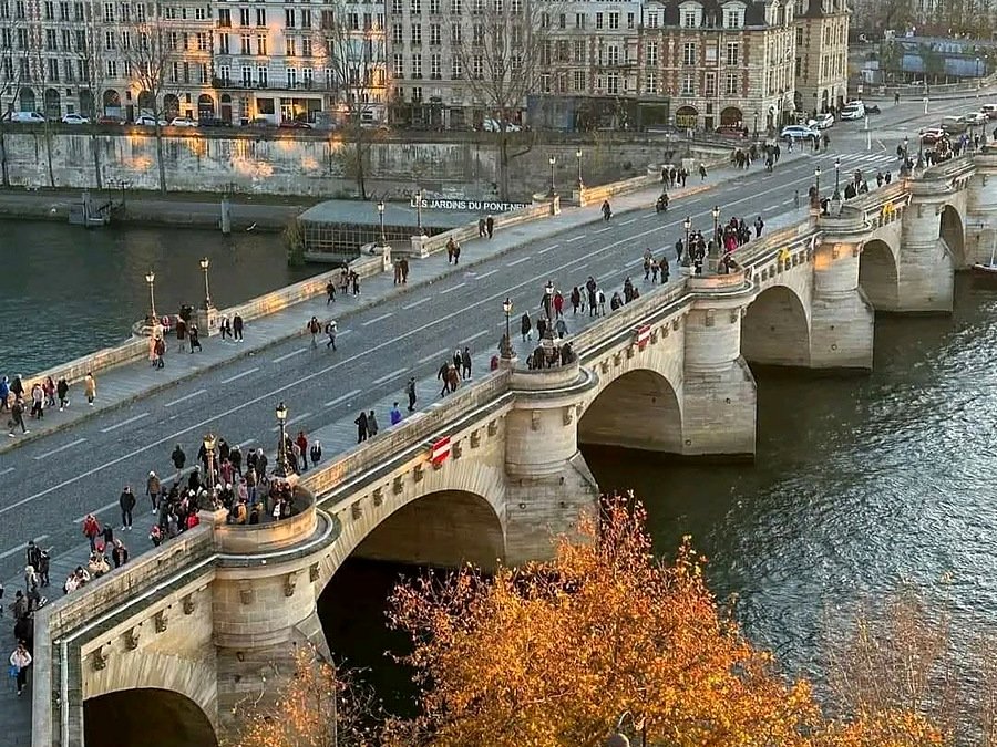 Pont Neuf e a Île de la Cité ao entardecer