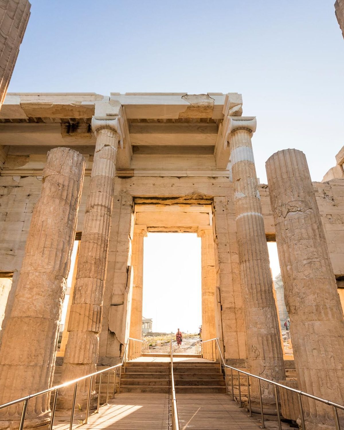 Propileus, a entrada monumental da Acrópole de Atenas, com o sol ao fundo