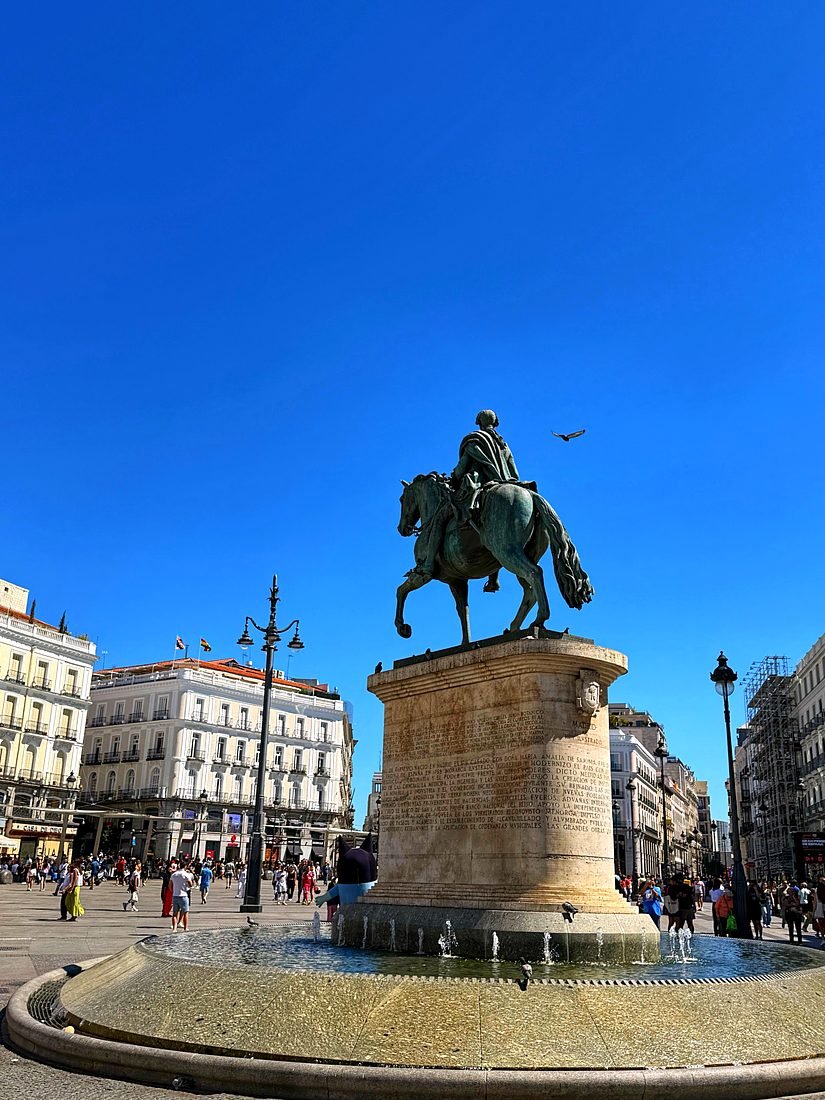 Estátua de Carlos III na Puerta del Sol, em Madri