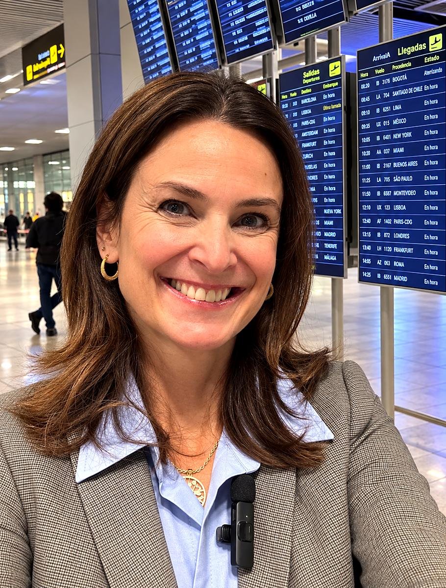 Thaís Baldasso no aeroporto de Madri, durante o receptivo de clientes