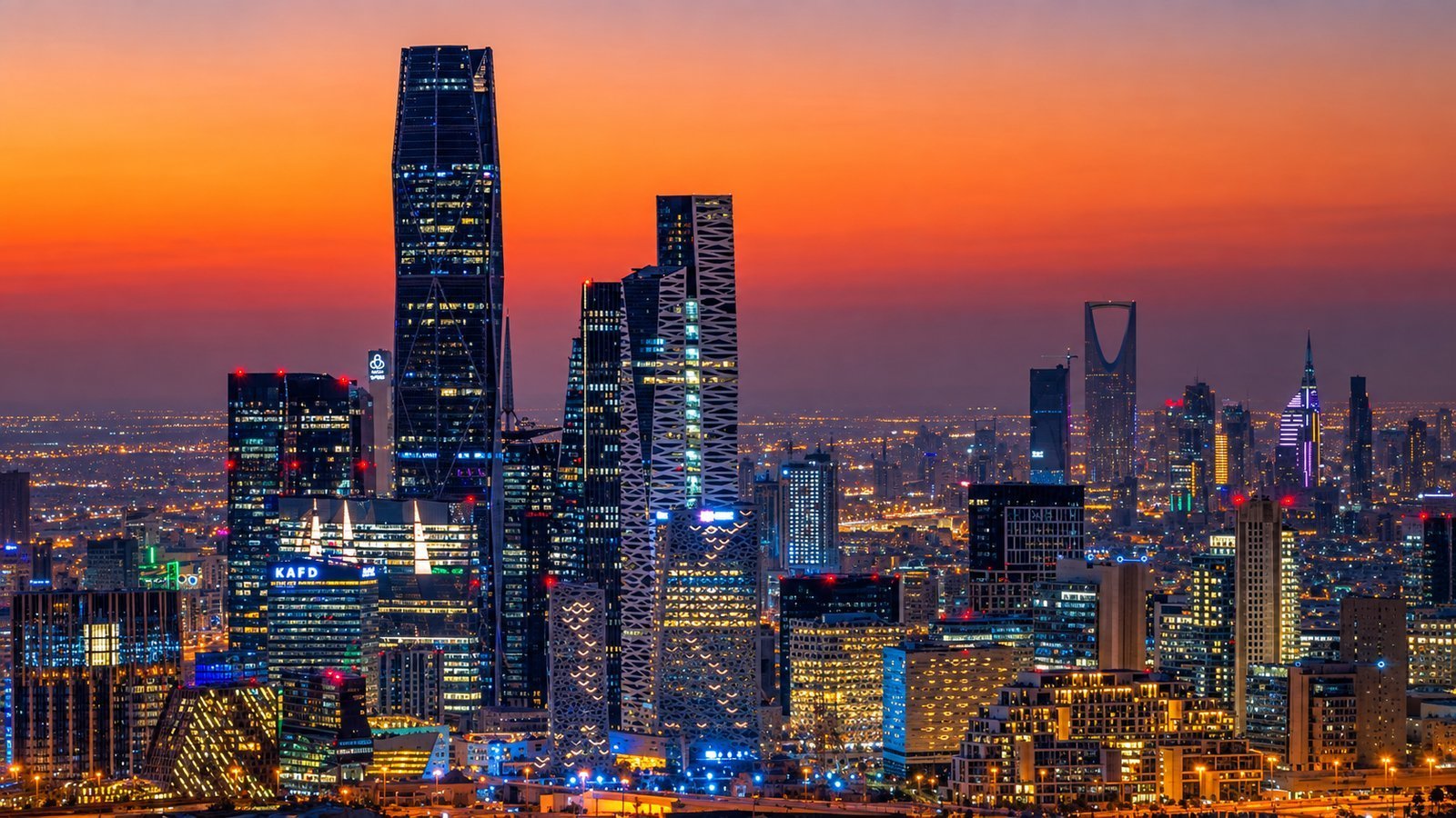 Skyline de Riade ao entardecer, com as torres do distrito financeiro KAFD e a Kingdom Centre Tower ao fundo