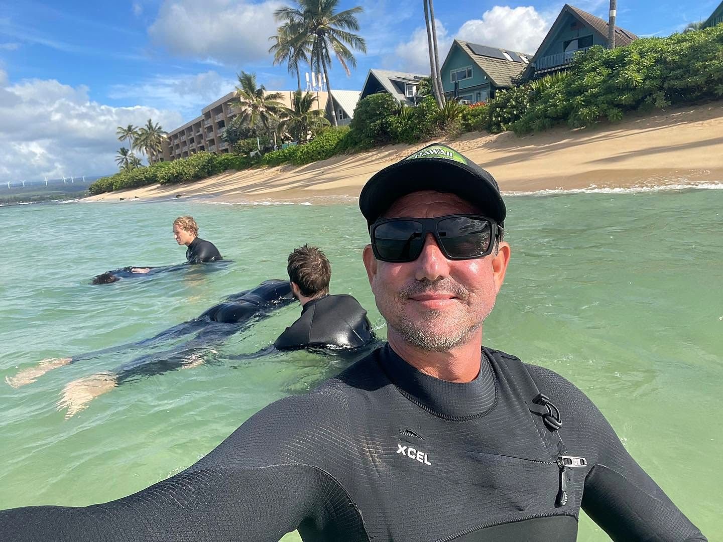 Ricardo Taveira no mar durante uma aula com alunos