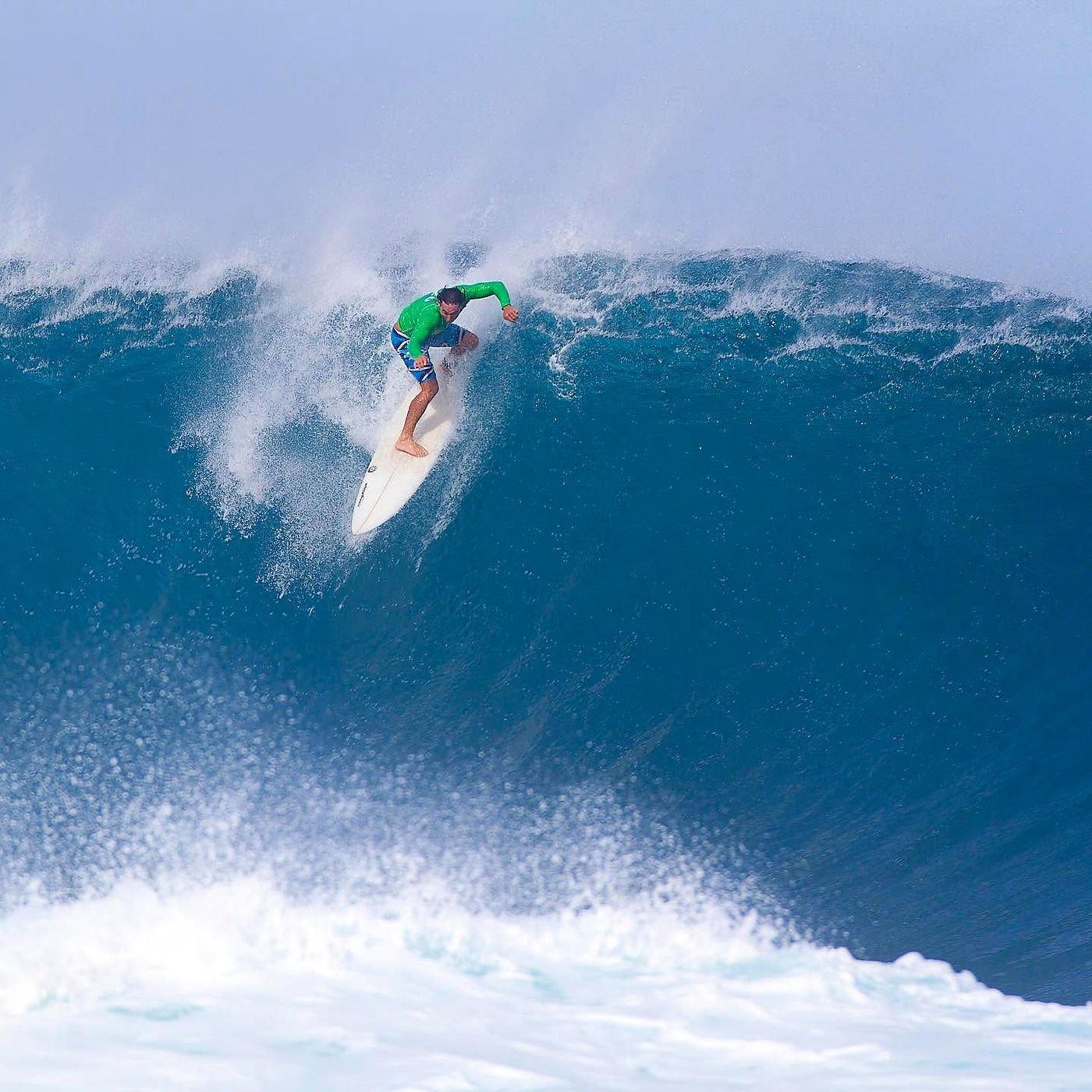 Ricardo Taveira surfando uma onda grande no North Shore de Oahu