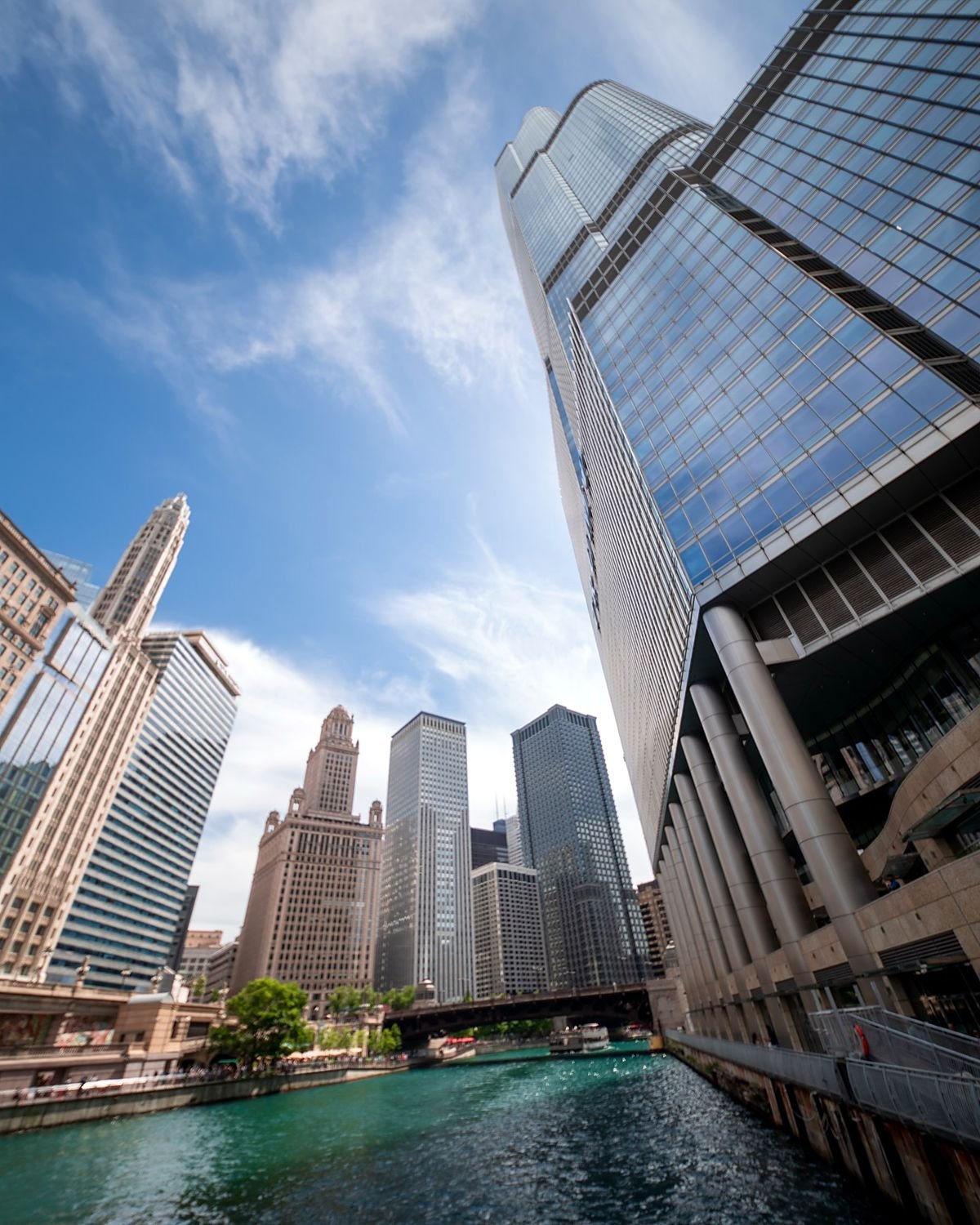 Arranha-céus às margens do rio Chicago em dia de céu azul