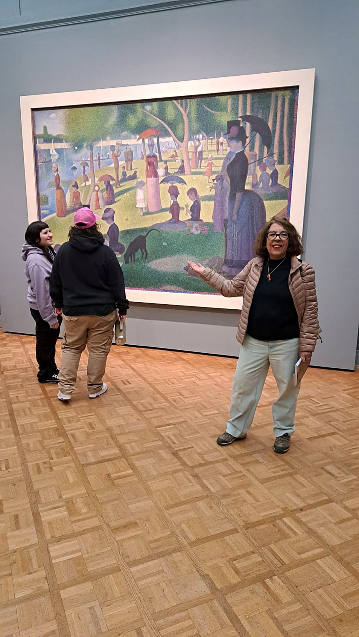 Rita Richter apresentando uma pintura de Seurat no Art Institute of Chicago