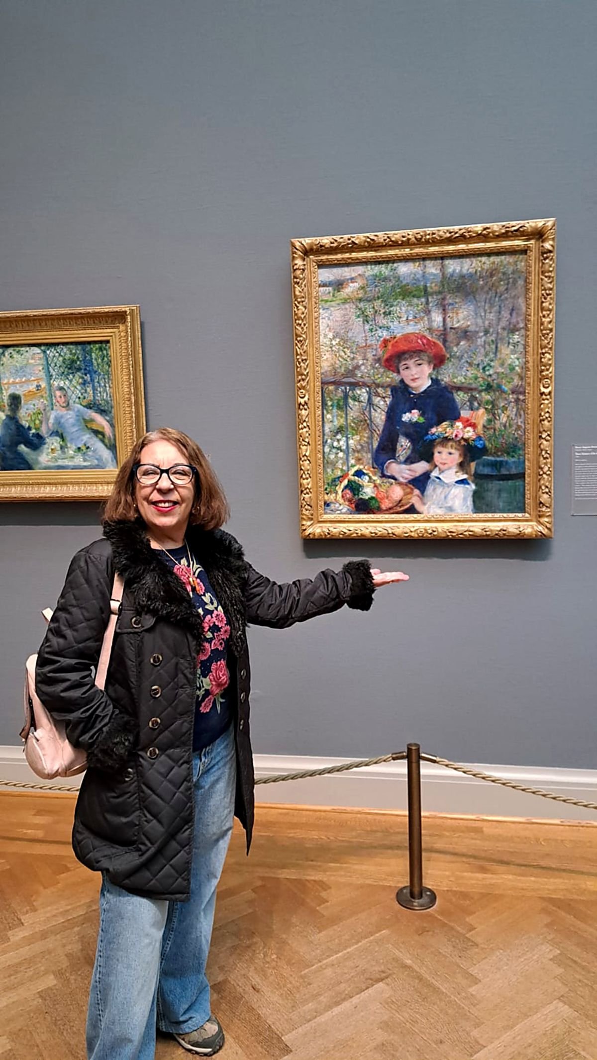 Rita Richter no Art Institute of Chicago, ao lado de uma pintura de Renoir