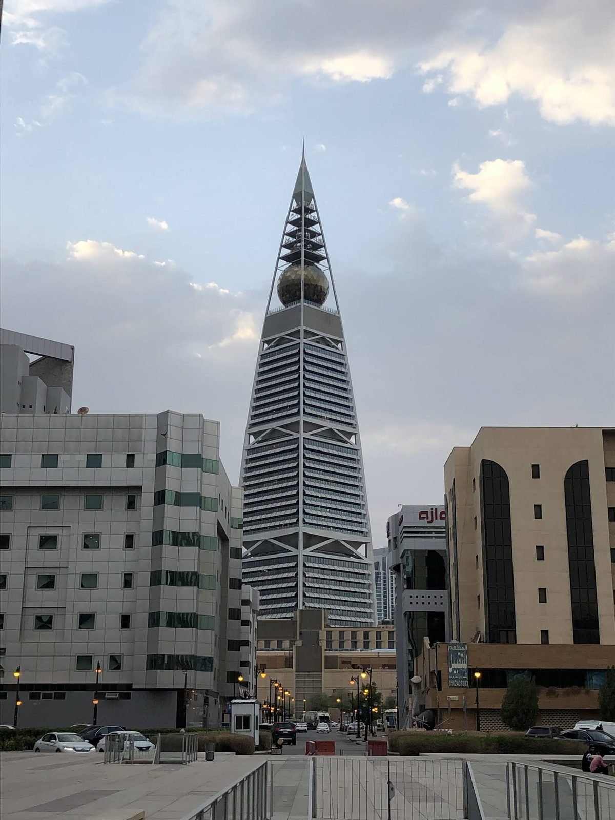 Torre Al Faisaliah com sua esfera dourada no topo