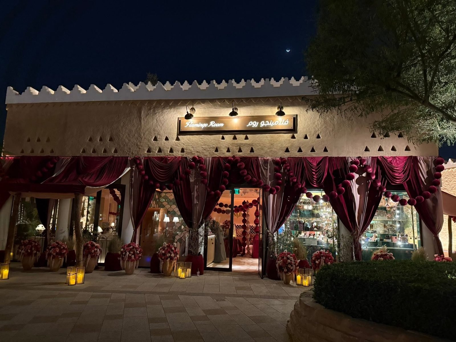 Fachada de restaurante iluminada à noite no Bujairi Terrace, em Diriyah
