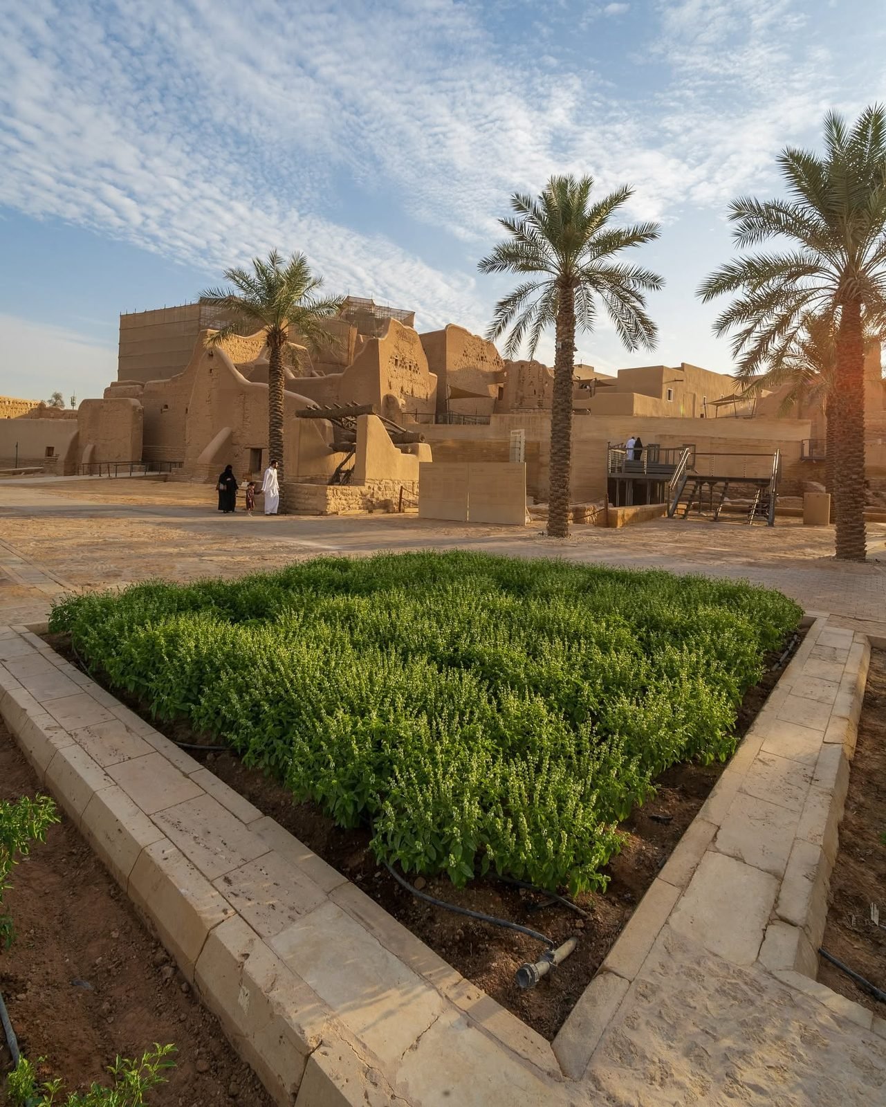 Construções de adobe e palmeiras no sítio histórico de At-Turaif, em Diriyah