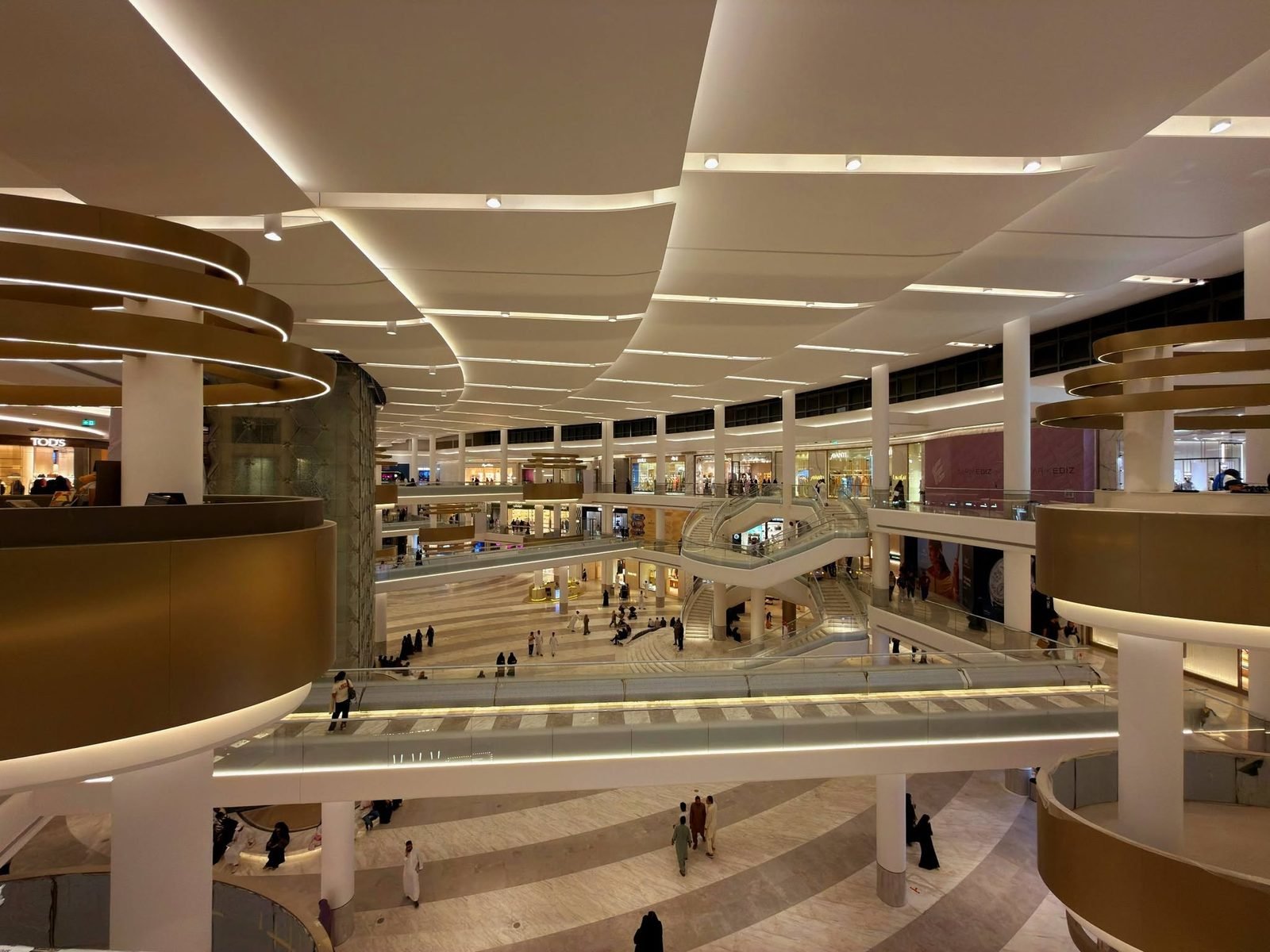 Galerias iluminadas de um shopping de luxo em Riade