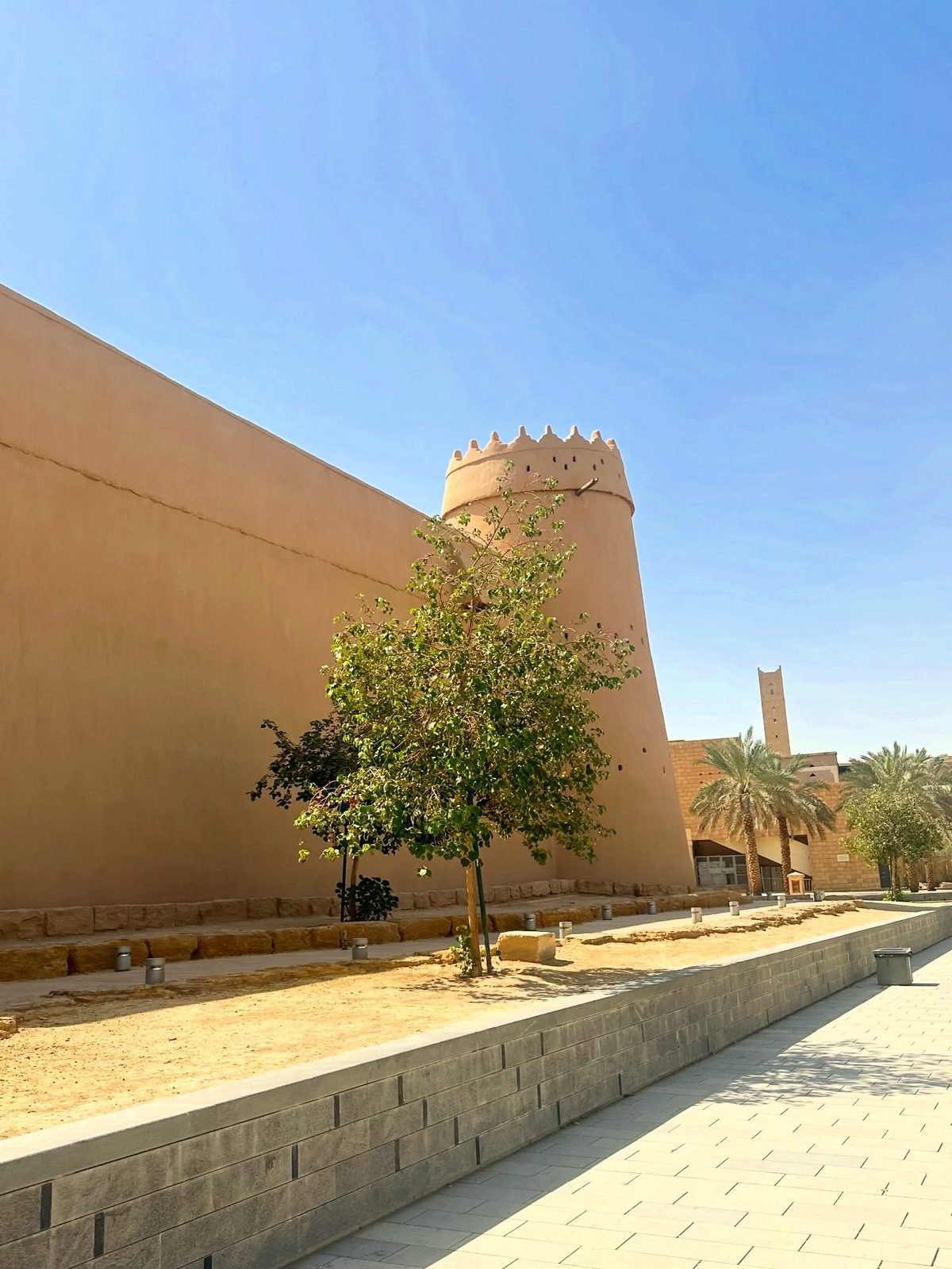 Muralha e torre de adobe do Forte Masmak sob céu azul