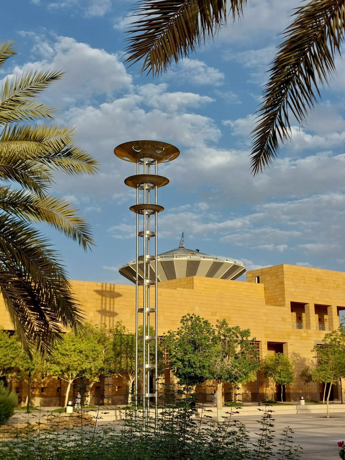 Torre d'água e prédio do Museu Nacional entre palmeiras, no Centro Histórico Rei Abdulaziz
