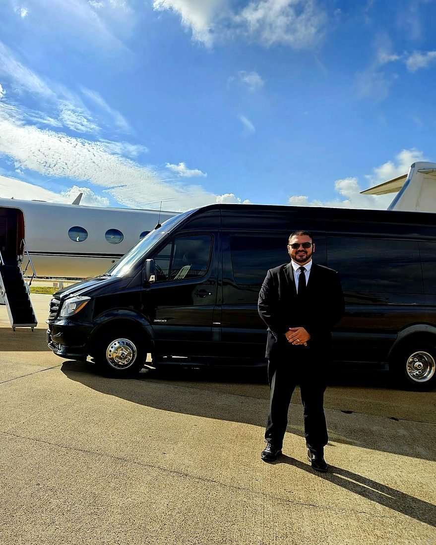 Alisson Guimarães ao lado da van Sprinter, pronto para receber os passageiros