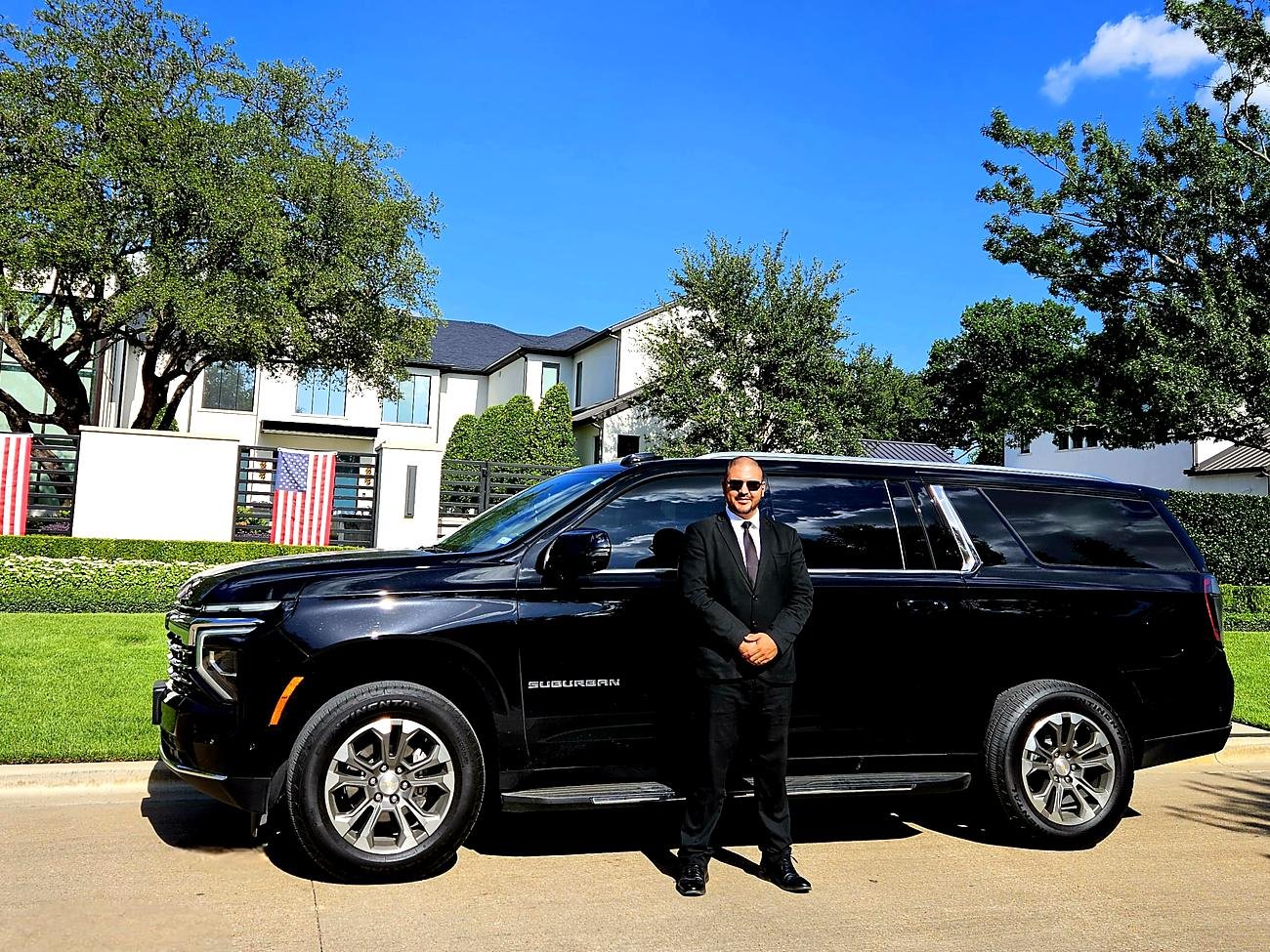 Alisson Guimarães ao lado da SUV Chevrolet Suburban usada nos transfers em Dallas